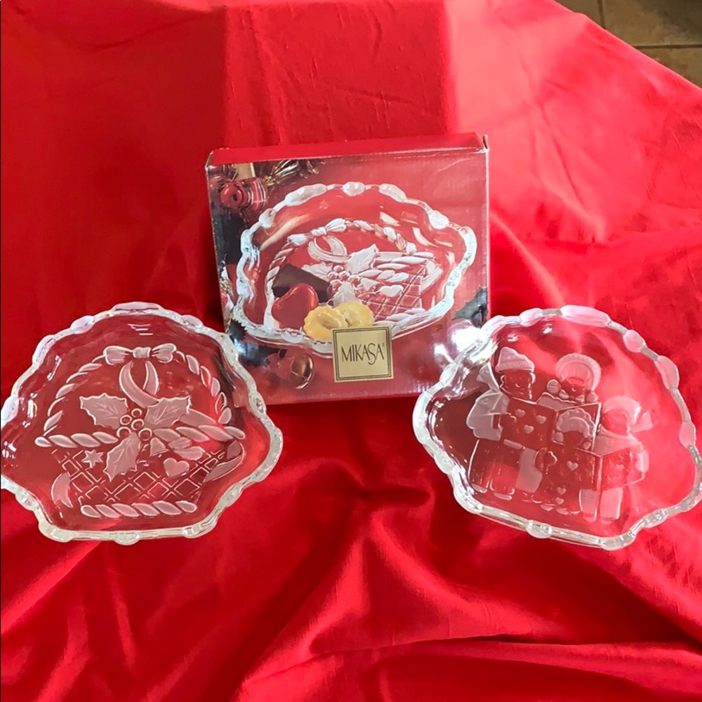 Mikasa set of 2 sweet dishes - 8 1/4” each